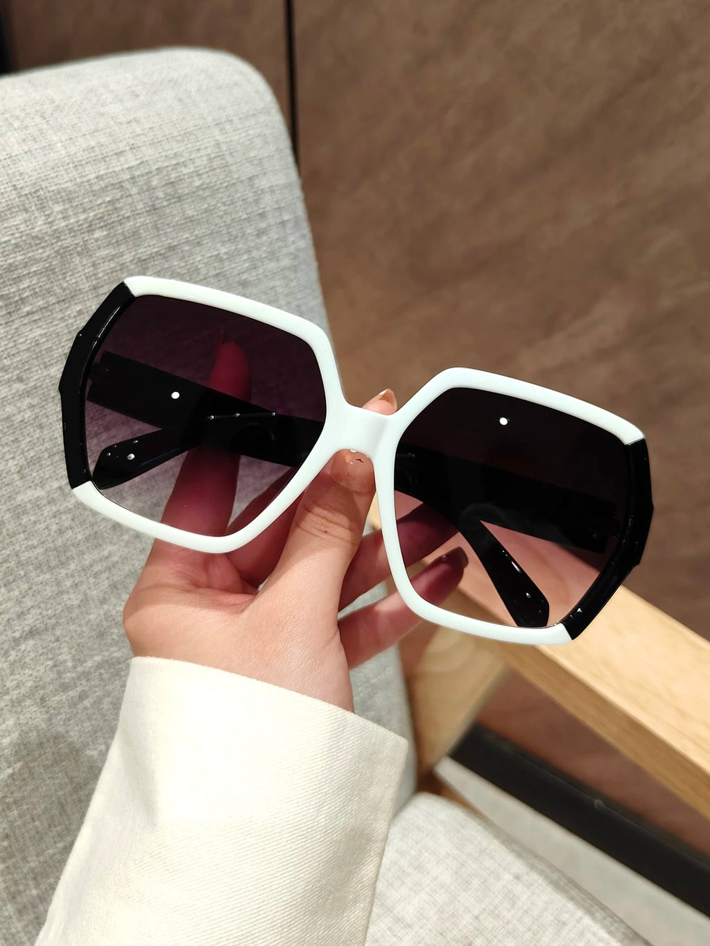 Black & White Geometric Women's Fashion Glasses – Retro Pattern Eyewear for Beach, Travel, Business & Everyday Style